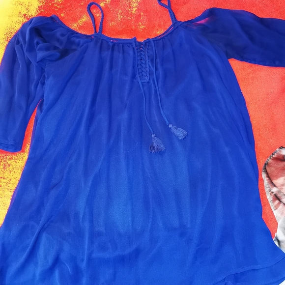 Gorgeous off shoulder blouse - Picture 3 of 5